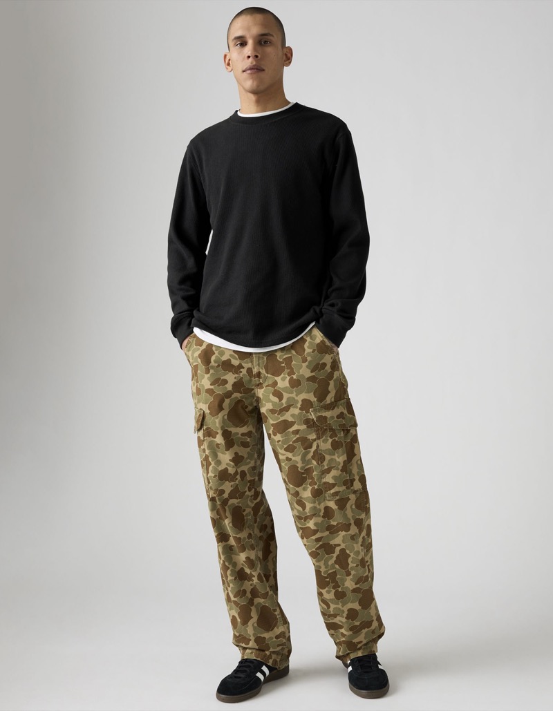 Levi's Baggy Camo Cargo Pants Long sleeve Crew Neck Outfit